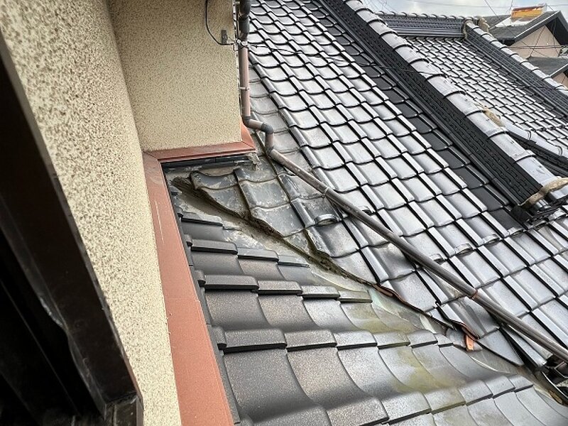 天井に雨染みが！モラサン張替えで雨漏り解消！